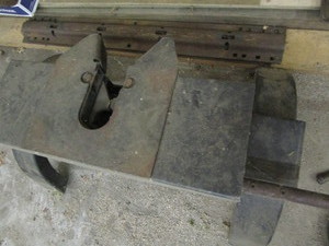 lot 19 image: 5th wheel mount with bars...
