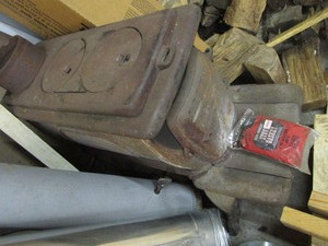 lot 24 image: Parlor stove, approx 20Wx36Dx16H...