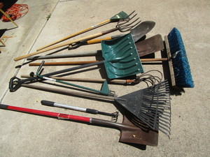lot 49 image: Hand tools rakes, shovels, garden ...