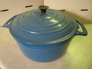 lot 457 image: Enameled cast iron dutch oven, knob...