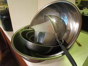 lot 465 image: Stainless bowls, Tupperware & plast...