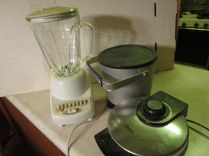 lot 472 image: Hamilton Beach blender, Presto Fry ...