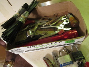 lot 475 image: Pocket knives, flashlights, scissor...