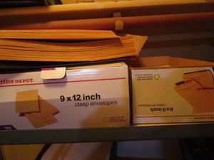 lot 476 image: Clasp envelopes 9x12 over 100, 6x9...