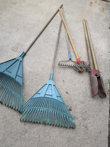 lot 532 image: Yard Hand Tools