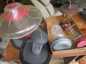 lot 540 image: Bird Feeders