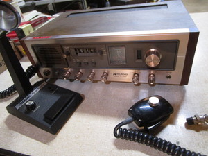 lot 550 image: Transceiver & Microphones