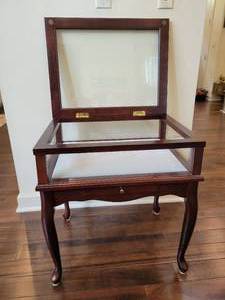 lot 4 image: Queen Anne style Wood and Glass Curio Table