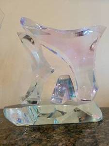 lot 19 image: Signed Mid Century Modern Freeform Lucite Sculpture.