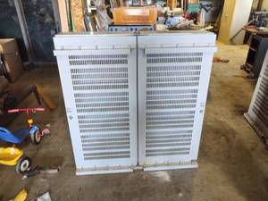 lot 114 image: Lockable steel cabinet