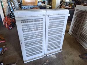 lot 115 image: Lockable steel cabinet