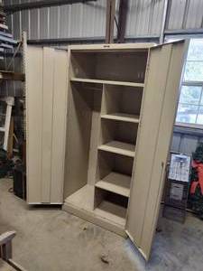 lot 119 image: Tennsco cabinet