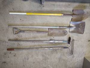 lot 120 image: Yard tools