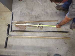 lot 121 image: Squeegees n shovel
