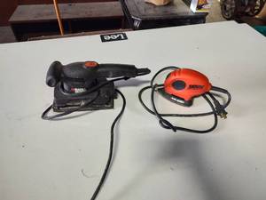 lot 139 image: Black & decker sanders