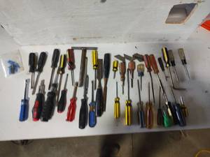 lot 150 image: Screw drivers and Gand tools