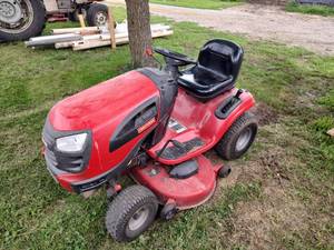 lot 1 image: Craftsman YT3000 riding lawn mower