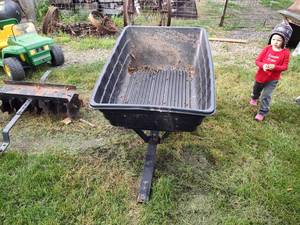 lot 3 image: Lawn cart