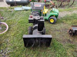lot 5 image: 825 dual stage Spirit 24 snow blower