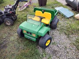 lot 9 image: Peg-Perego John Deer gator