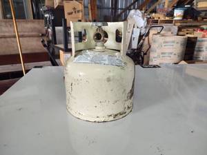 lot 25 image: Small propane tank