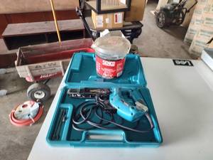 lot 34 image: Mikita dry wall screw gun and screws
