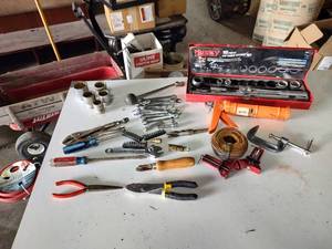 lot 43 image: assortment of tools