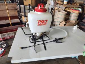 lot 47 image: backpack sprayer