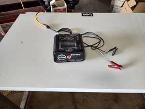 lot 60 image: die hard battery charger