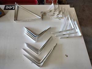 lot 66 image: Various size brackets