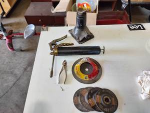 lot 81 image: Jack, pistol grip grease gun, cutting wheel and grinding wheels