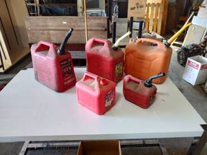 lot 90 image: Assorted gas cans