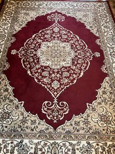 lot 35 image: Beautiful Area Rug