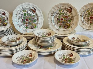 lot 31 image: Royal Doulton Hampshire Vintage Dish Set