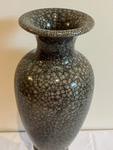 lot 100 image: Beautiful Korean Vase