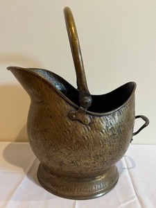 lot 104 image: Decorative Vintage Copper Bucket with Handle