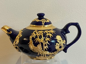 lot 105 image: Beautiful Gold Detailed Chinese Tea Set with Box