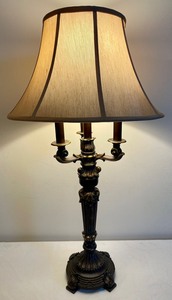 lot 46 image: Lovely Decorative Table Lamp