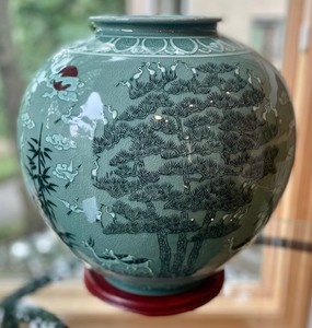 lot 40 image: Stunning Korean Vase