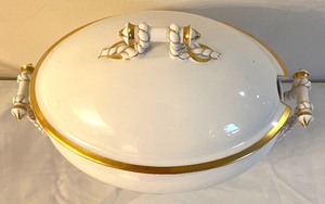 lot 57 image: Haviland & Company Limoges Soup Tureen