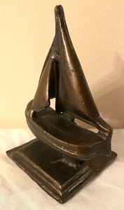 lot 64 image: Bronze Belaverra Sailboat Themed Doorstop