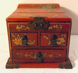 lot 60 image: Vintage Asian Inspired Jewelry Box
