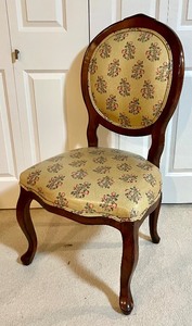 lot 88 image: 8 Woodland Furniture Company Jessica Dining Chairs