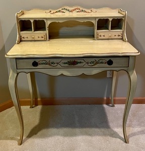 lot 89 image: Vintage Desk with Matching Chair