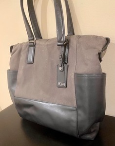 lot 139 image: Tumi Tote