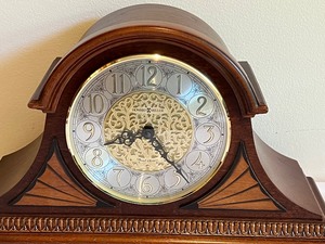 lot 161 image: Lovely Howard Miller Mantle Clock
