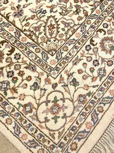 lot 29 image: Beautiful Area Rug