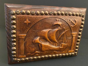 lot 214 image: Lovely Leather Embossed Trinket Box