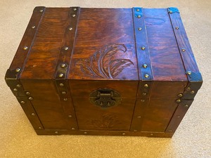 lot 215 image: Decorative Light Weight Wooden Box