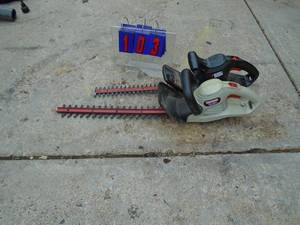 Qty of 2 110 volt hedge trimmers. Tested & works. As shown.